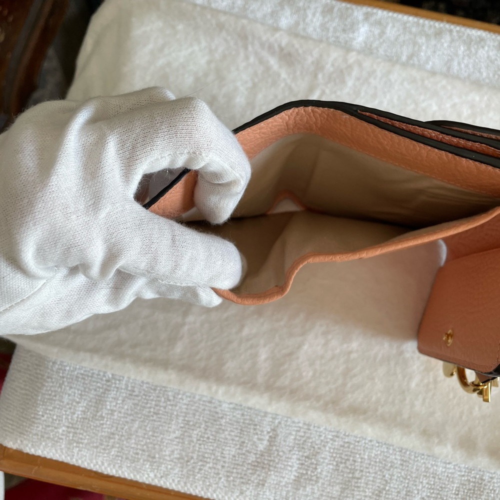 Chloé Authentic Vintage Peach Leather Compact Wallet with Gold Charms - Picture 13 of 16